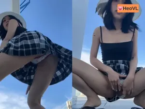 Ghệ dâm đi đi giã ngoại nhưng cũng không quên quay clip show hàng cho fans xem