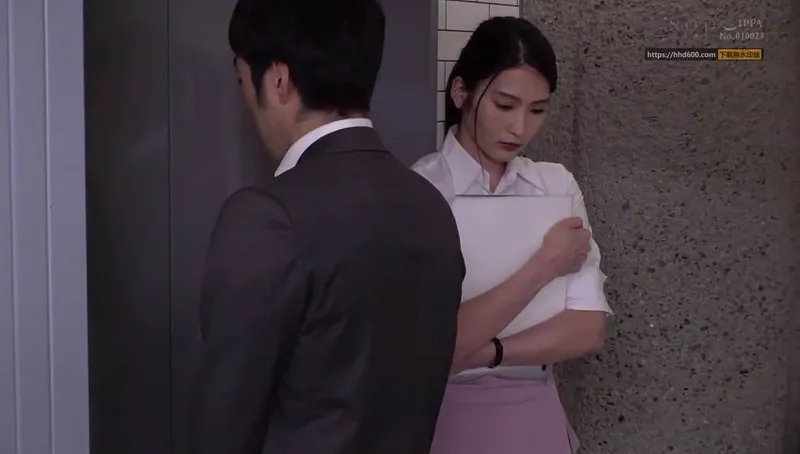 Em thư ký đau lòng bị cấp trên bắt vào khách sạn phục vụ đối tác