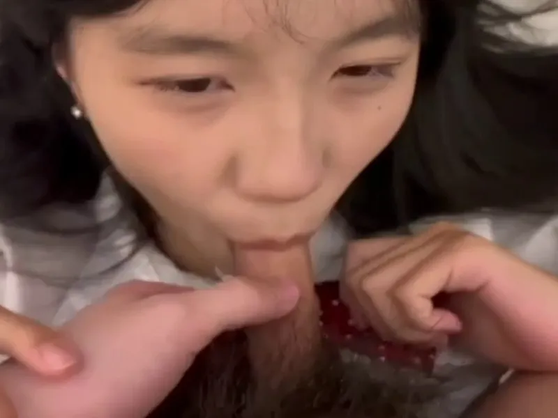 Em loli dễ thương liếm chim biến em thành con em đĩ nứng lồn p2